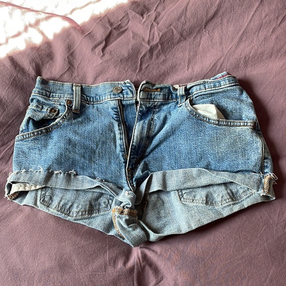 Levi’s 550 Jean Shorts in a size 10 - Picture 3 of 4
